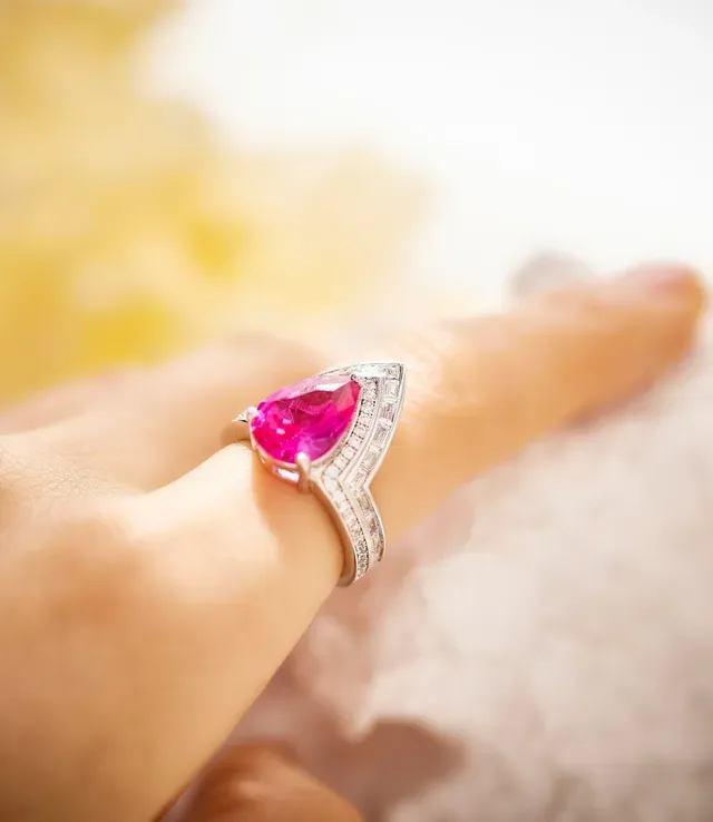 Van Cleef & Arpels خاتم هالو الماسي بحجر وردي شكل اللوز 7