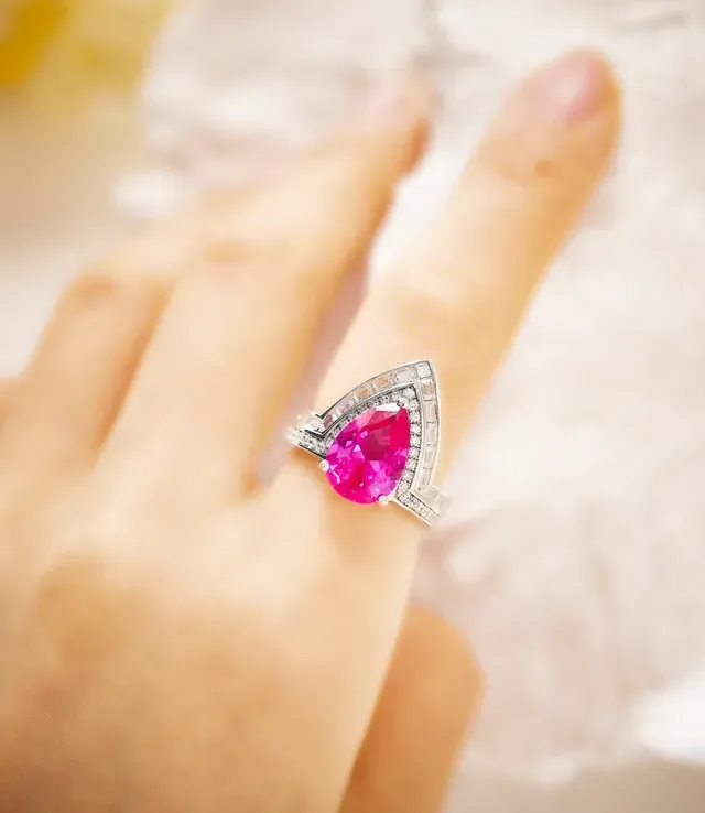 Van Cleef & Arpels خاتم هالو الماسي بحجر وردي شكل اللوز 8