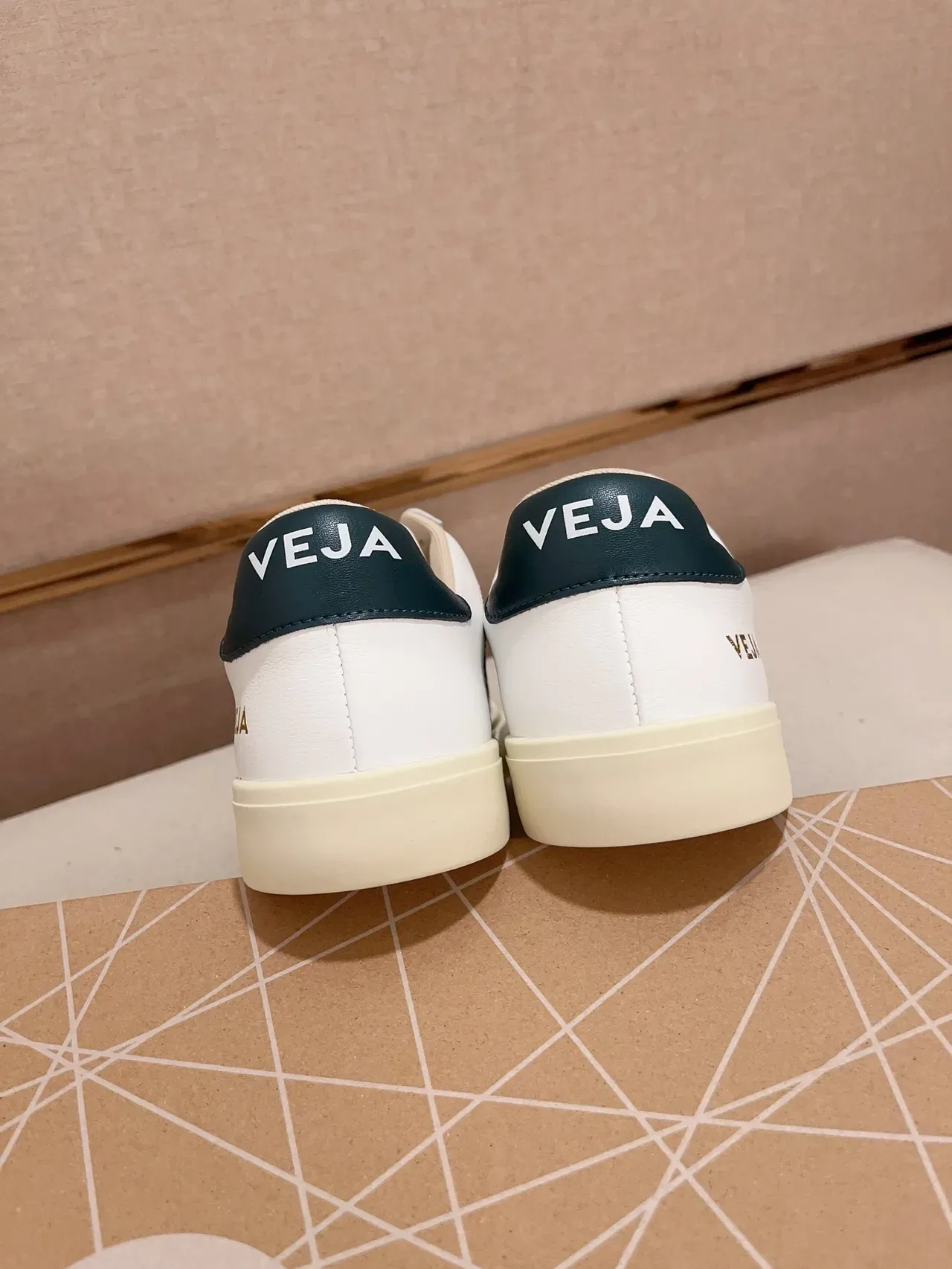 VEJA Esplار أبيض وأخضر داكن لايف ستايل سنيكرز 3