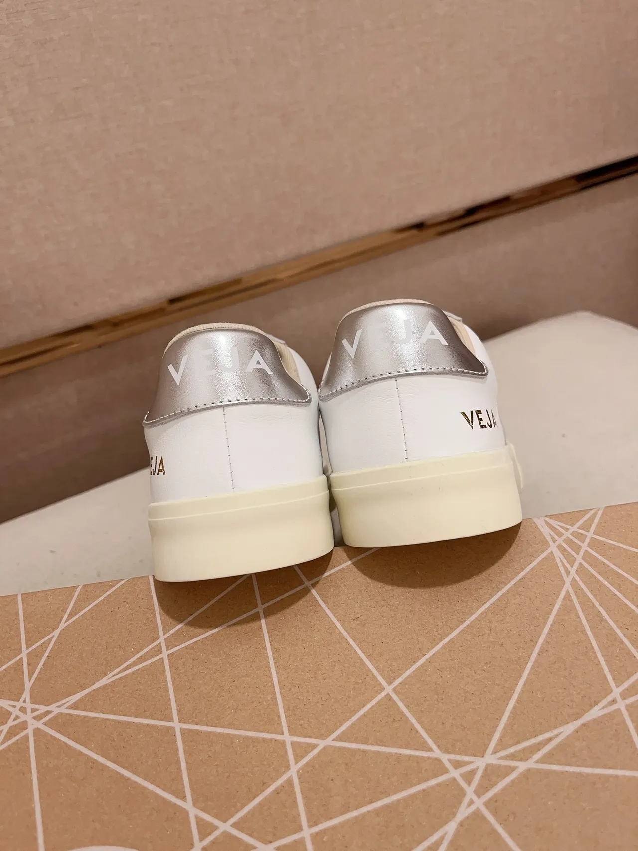 VEJA Zapatillas Lifestyle Blancas Plata Cuero Superior Logo Metálico V 2