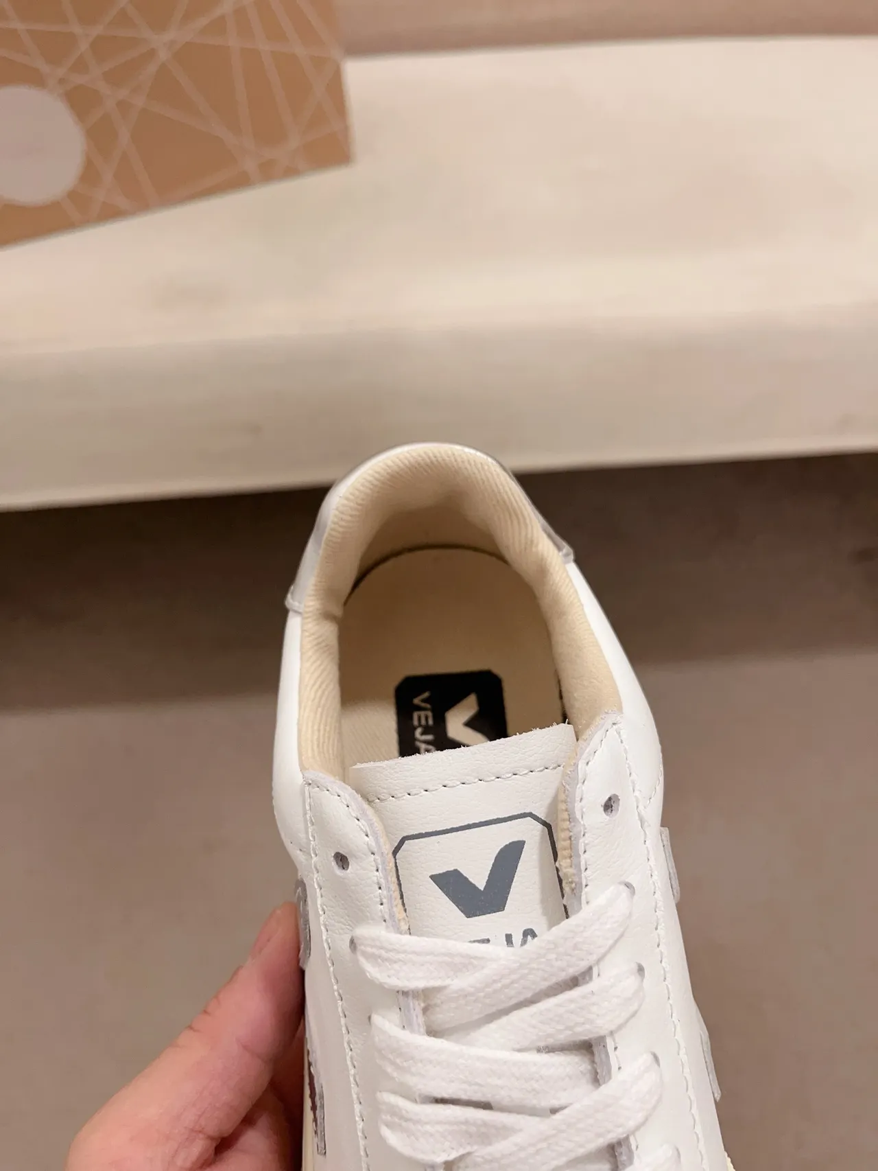 VEJA Zapatillas Lifestyle Blancas Plata Cuero Superior Logo Metálico V 3
