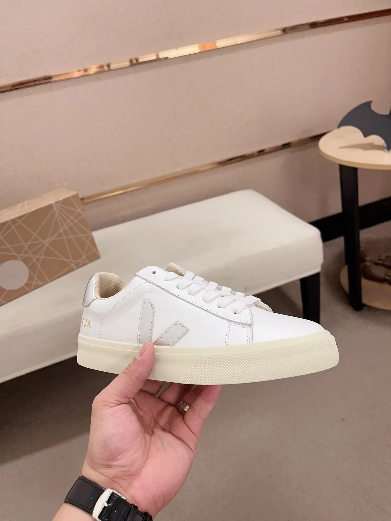 VEJA Zapatillas Lifestyle Blancas Plata Cuero Superior Logo Metálico V 4