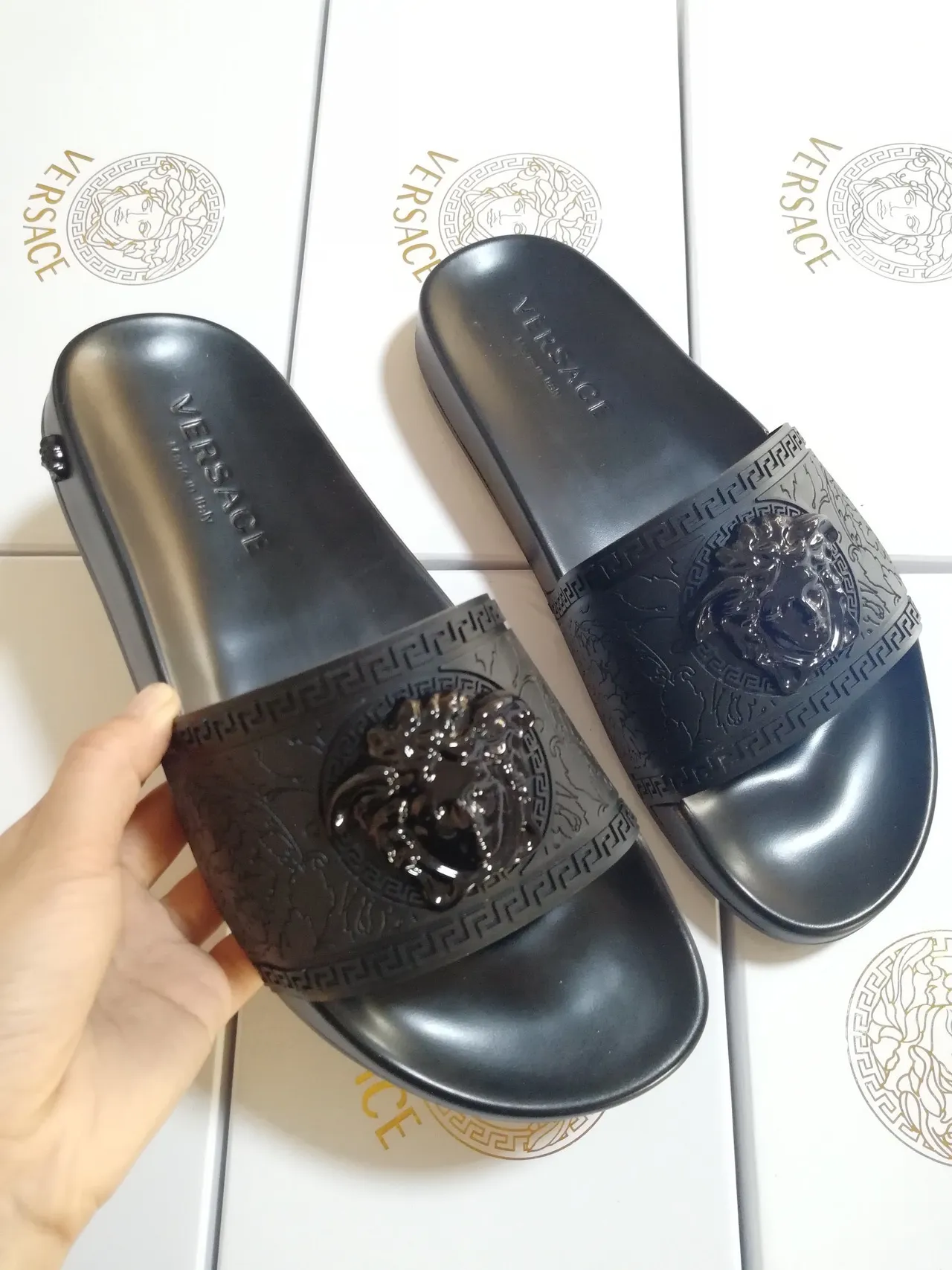 Versace Noir Or Tête de Médusa Aplique Bordure Motif Grec Pantoufles 3