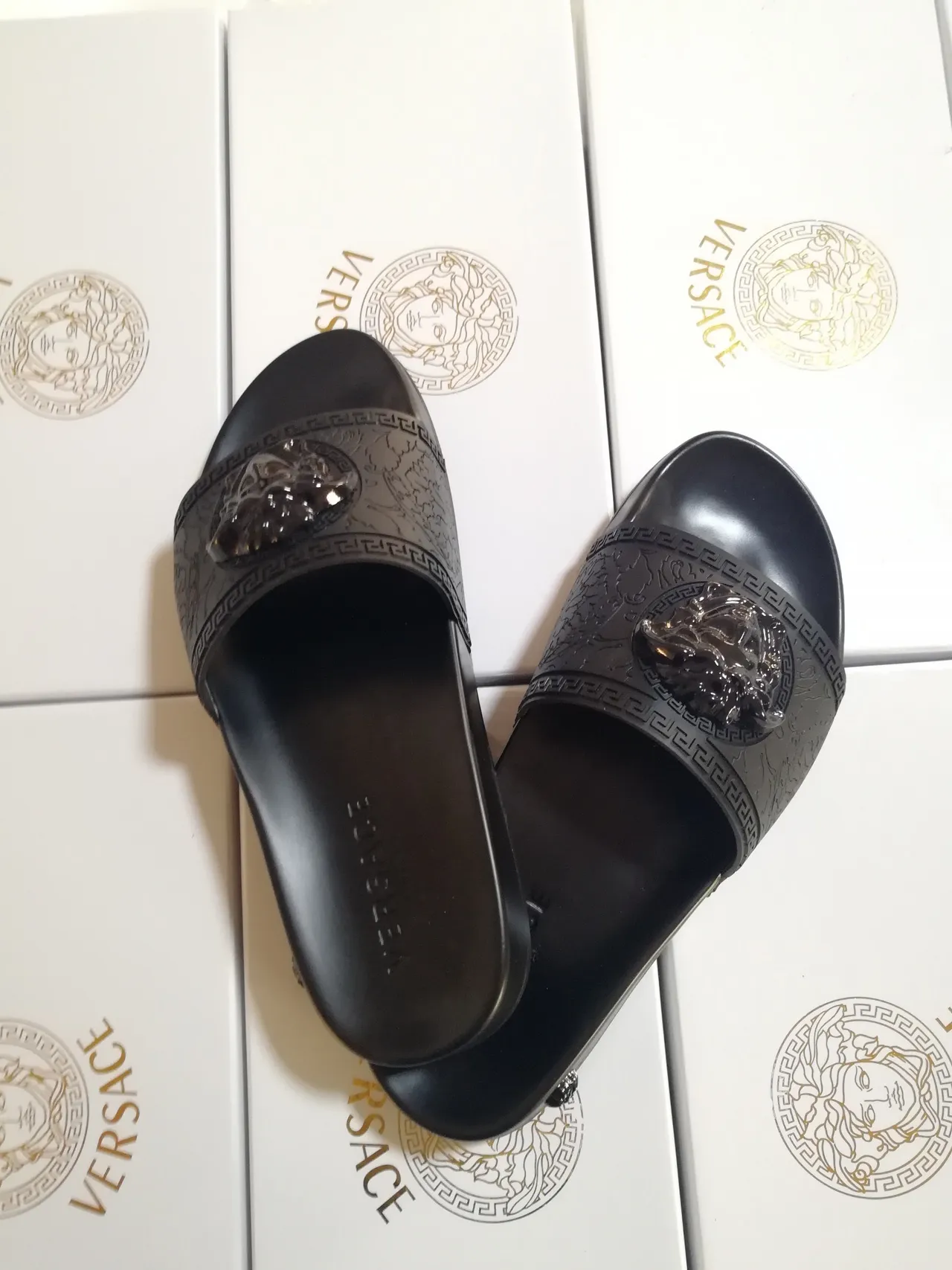 Versace Noir Or Tête de Médusa Aplique Bordure Motif Grec Pantoufles 5