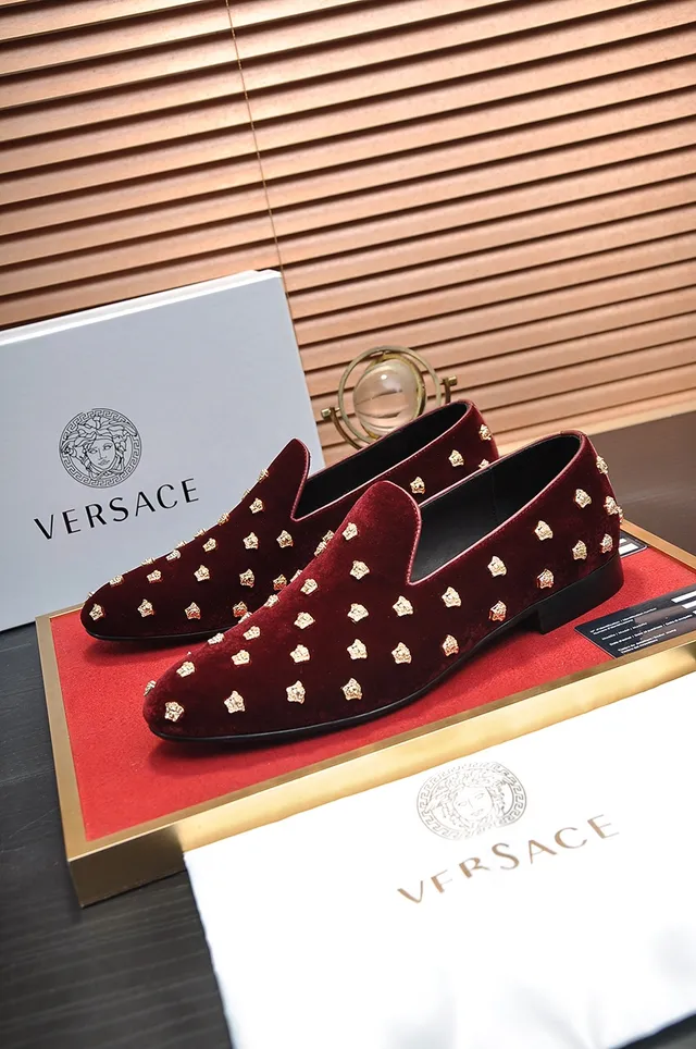 Versace Chain Reaction বার্গন্ডি সোনালি ভেলভেট উপরের মেডুসা স্টাড এম্বেলিশমেন্ট লোফার 5