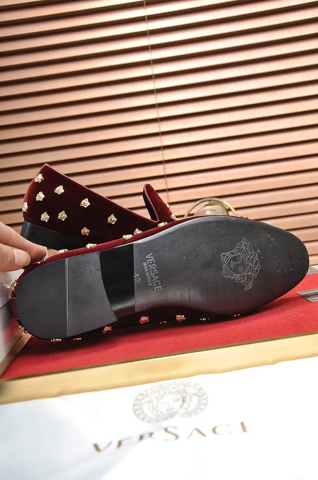 Versace Chain Reaction বার্গন্ডি সোনালি ভেলভেট উপরের মেডুসা স্টাড এম্বেলিশমেন্ট লোফার 2