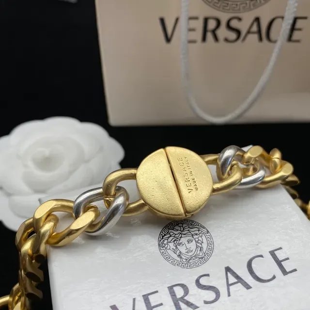 Versace Chain Reaction सोना और चांदी का कर्ब चेन नेकलेस 2