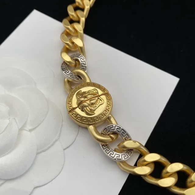 Versace Chain Reaction सोना और चांदी का कर्ब चेन नेकलेस 5