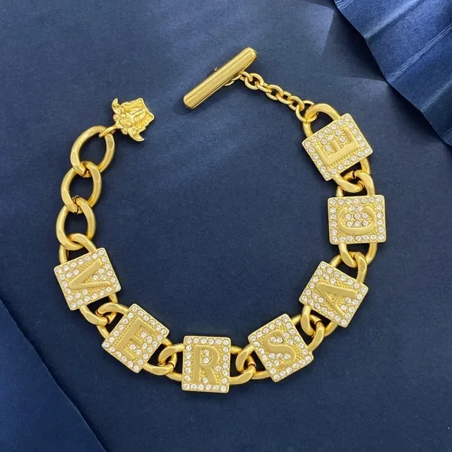 قلادة Versace Chain Reaction سلسلة كيرب ذهبية فضية مزينة بتعويذات حروف كريستالية 3
