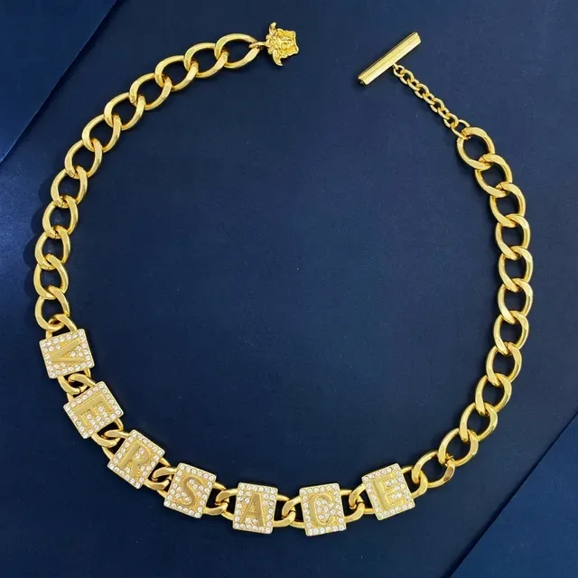 قلادة Versace Chain Reaction سلسلة كيرب ذهبية فضية مزينة بتعويذات حروف كريستالية 4