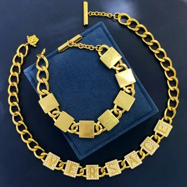 قلادة Versace Chain Reaction سلسلة كيرب ذهبية فضية مزينة بتعويذات حروف كريستالية 5