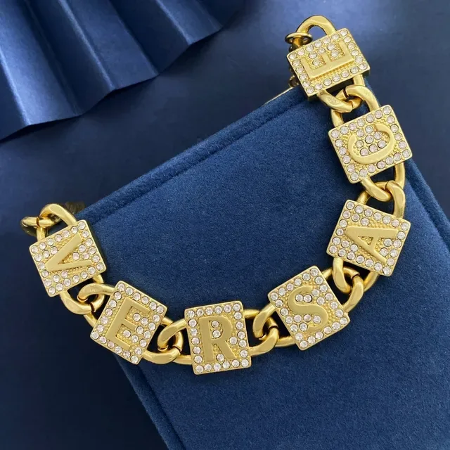 قلادة Versace Chain Reaction سلسلة كيرب ذهبية فضية مزينة بتعويذات حروف كريستالية 6