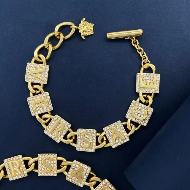 قلادة Versace Chain Reaction سلسلة كيرب ذهبية فضية مزينة بتعويذات حروف كريستالية 7