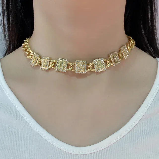 قلادة Versace Chain Reaction سلسلة كيرب ذهبية فضية مزينة بتعويذات حروف كريستالية 8