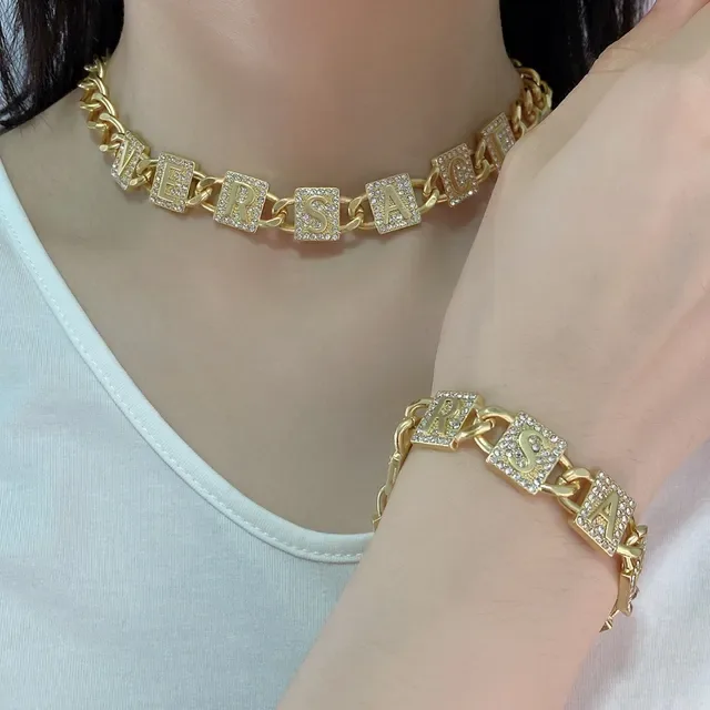 قلادة Versace Chain Reaction سلسلة كيرب ذهبية فضية مزينة بتعويذات حروف كريستالية 9