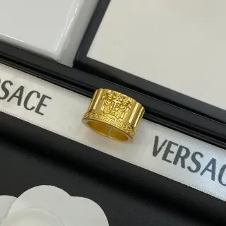 Versace सोने की चौड़ी पट्टी उकेरी हुई मेड्यूसा हेड रिंग