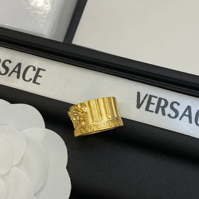 Versace সোনার চওড়া ব্যান্ড খোদাই করা মেডুসা হেড রিং 2