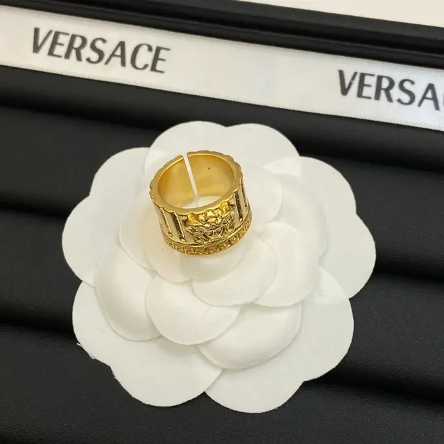 Versace সোনার চওড়া ব্যান্ড খোদাই করা মেডুসা হেড রিং 3