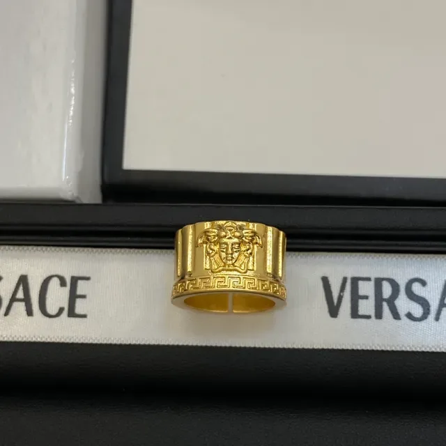 Versace সোনার চওড়া ব্যান্ড খোদাই করা মেডুসা হেড রিং 4