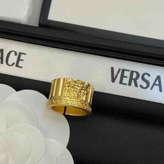 Versace সোনার চওড়া ব্যান্ড খোদাই করা মেডুসা হেড রিং 5