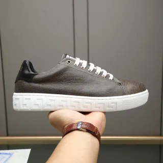 Versace Cinza Branco Tênis Lifestyle com Upper texturizado em Reptil Midsole com Greek Key