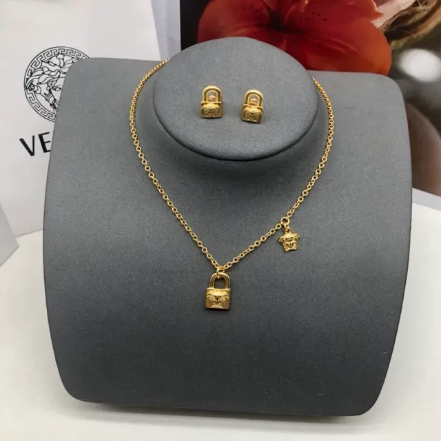 Versace Medusa Lock Brincos Stud em tom dourado 3