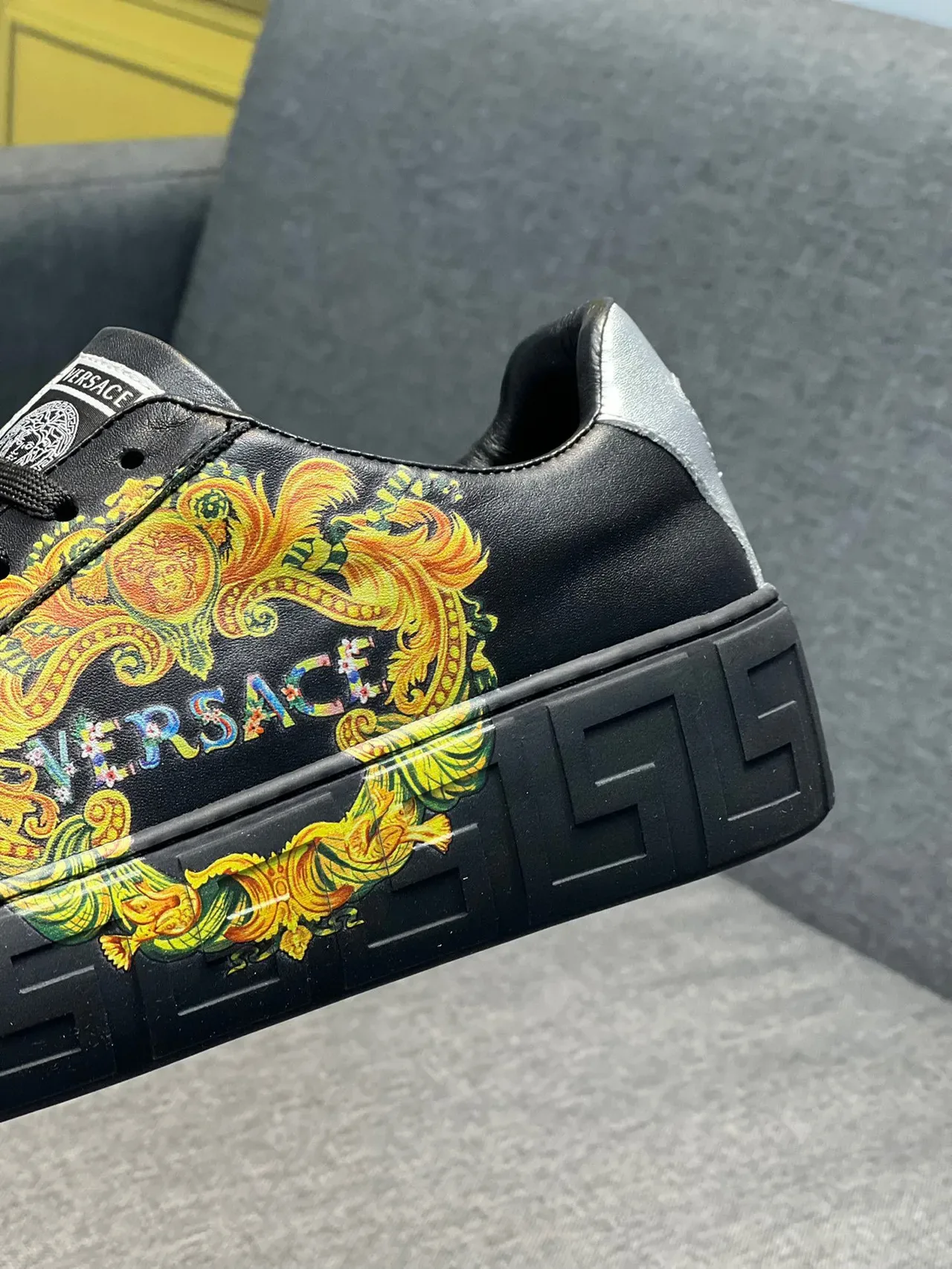 Versace Odissea Sneakers Plataforma Negro Cuero Gráfico Ornado Estilo de Vida 2