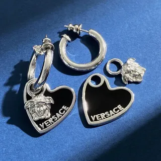 Versace Boucles d'oreilles Argentées Noires en Forme de Cœur Émaillées