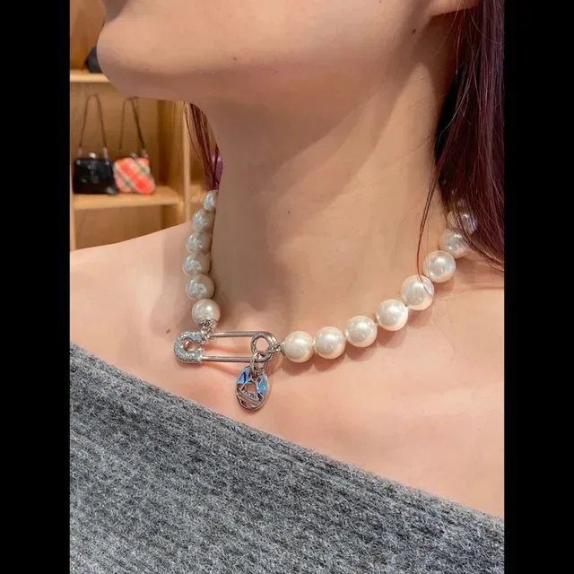 سوار Vivienne Westwood Classic Orb لؤلؤ وإبرة أمان 3