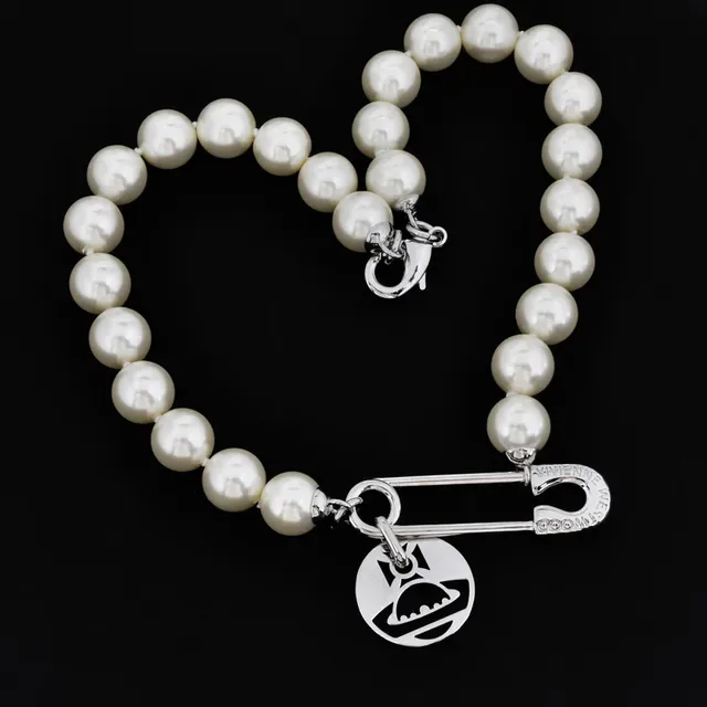 سوار Vivienne Westwood Classic Orb لؤلؤ وإبرة أمان 5