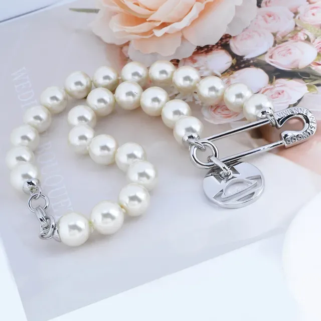 سوار Vivienne Westwood Classic Orb لؤلؤ وإبرة أمان 8