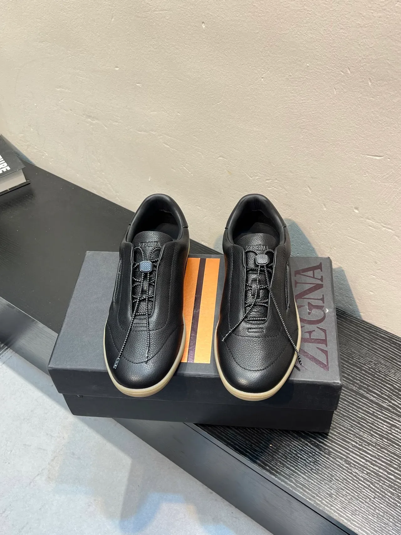 Zegna काला पेबल्ड लेदर बिना लेस टॉगल लाइफस्टाइल स्नीकर 2