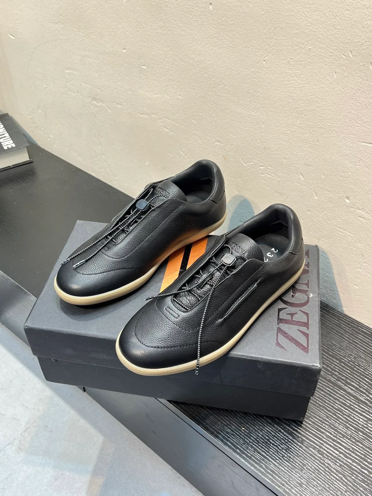 Zegna काला पेबल्ड लेदर बिना लेस टॉगल लाइफस्टाइल स्नीकर 3