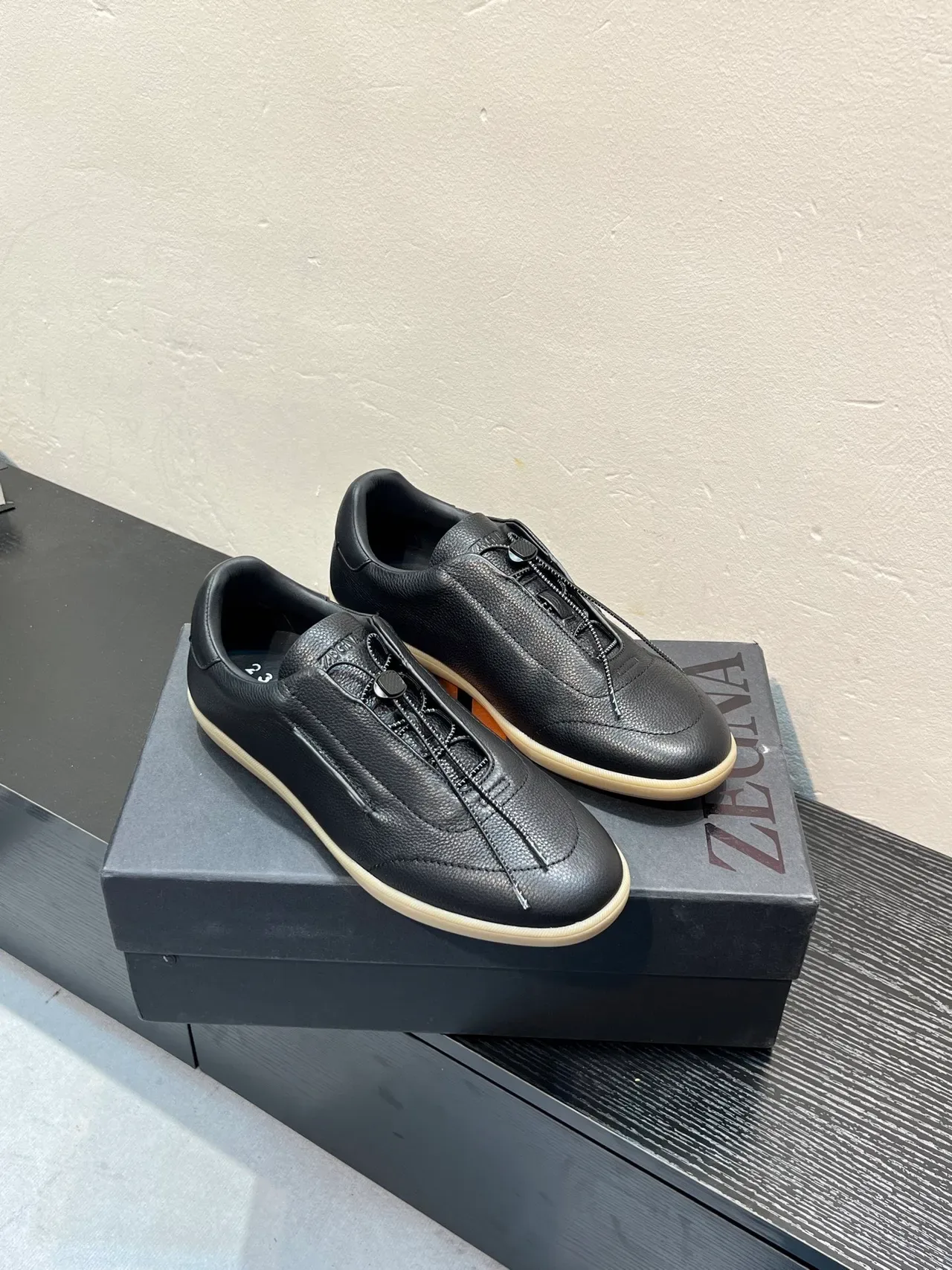 Zegna काला पेबल्ड लेदर बिना लेस टॉगल लाइफस्टाइल स्नीकर 5