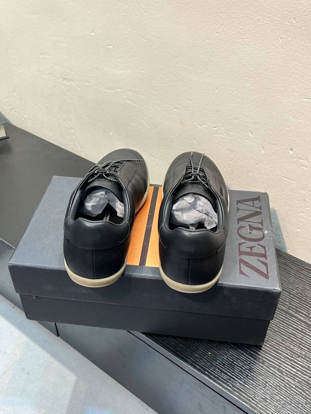 Zegna काला पेबल्ड लेदर बिना लेस टॉगल लाइफस्टाइल स्नीकर 6
