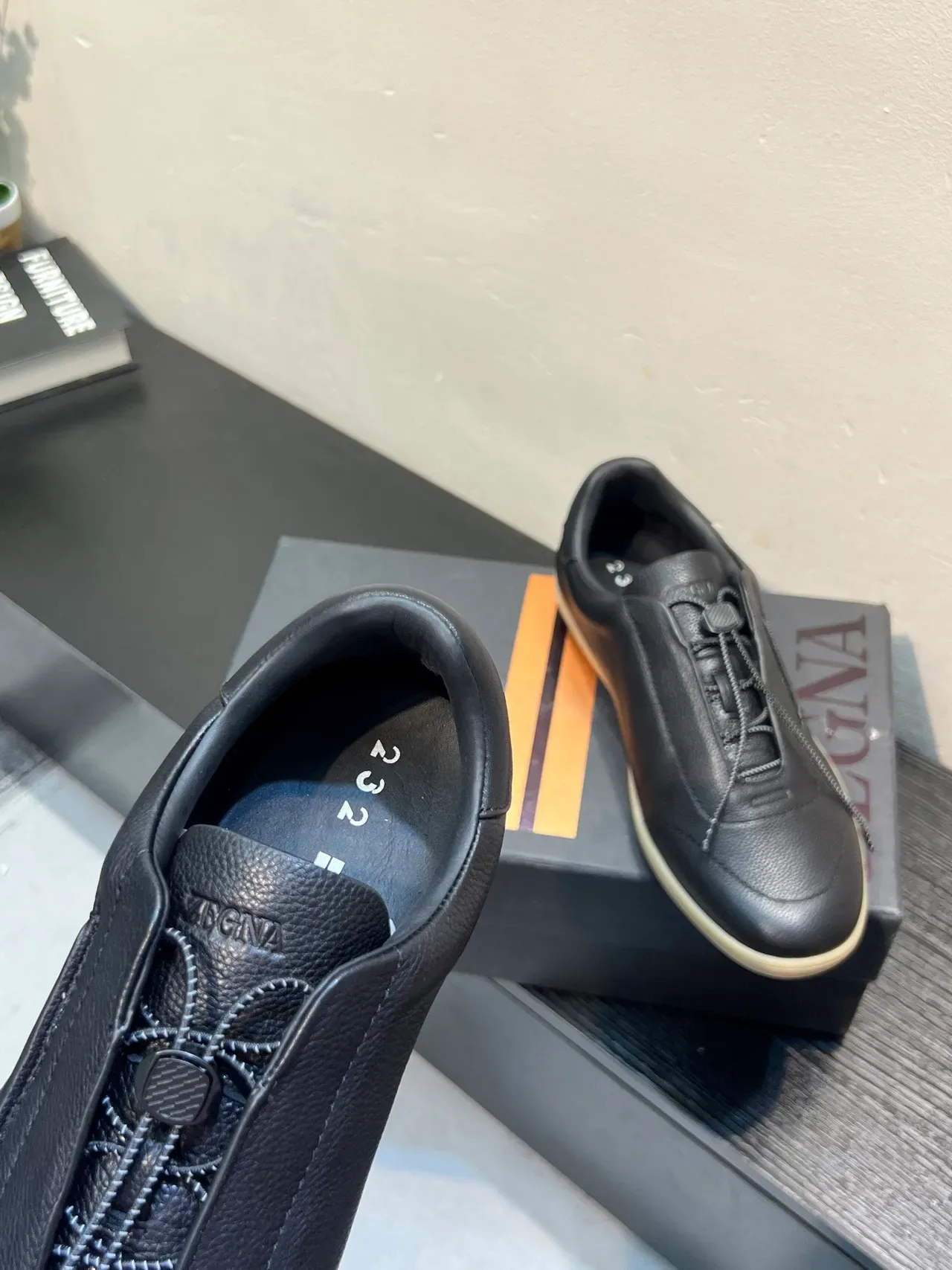 Zegna काला पेबल्ड लेदर बिना लेस टॉगल लाइफस्टाइल स्नीकर 7