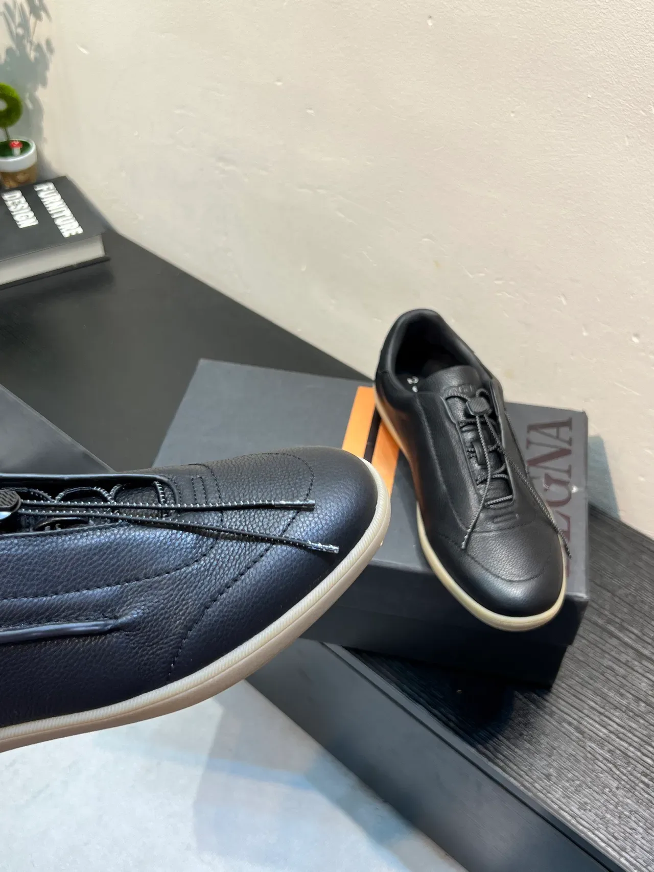 Zegna काला पेबल्ड लेदर बिना लेस टॉगल लाइफस्टाइल स्नीकर 8