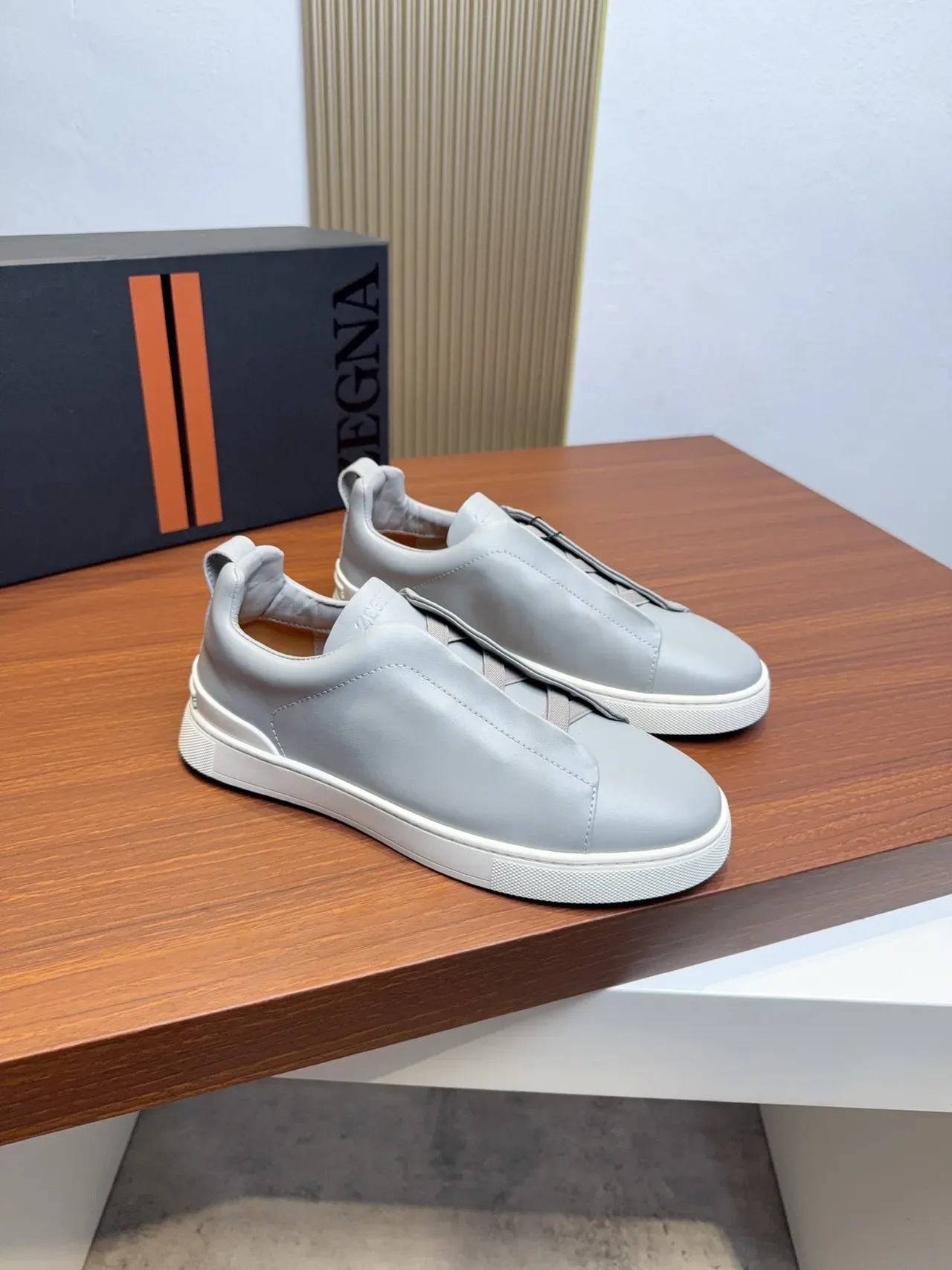 Zegna حذاء رياضي سليب أون مينيماليست رمادي لايف ستايل 4