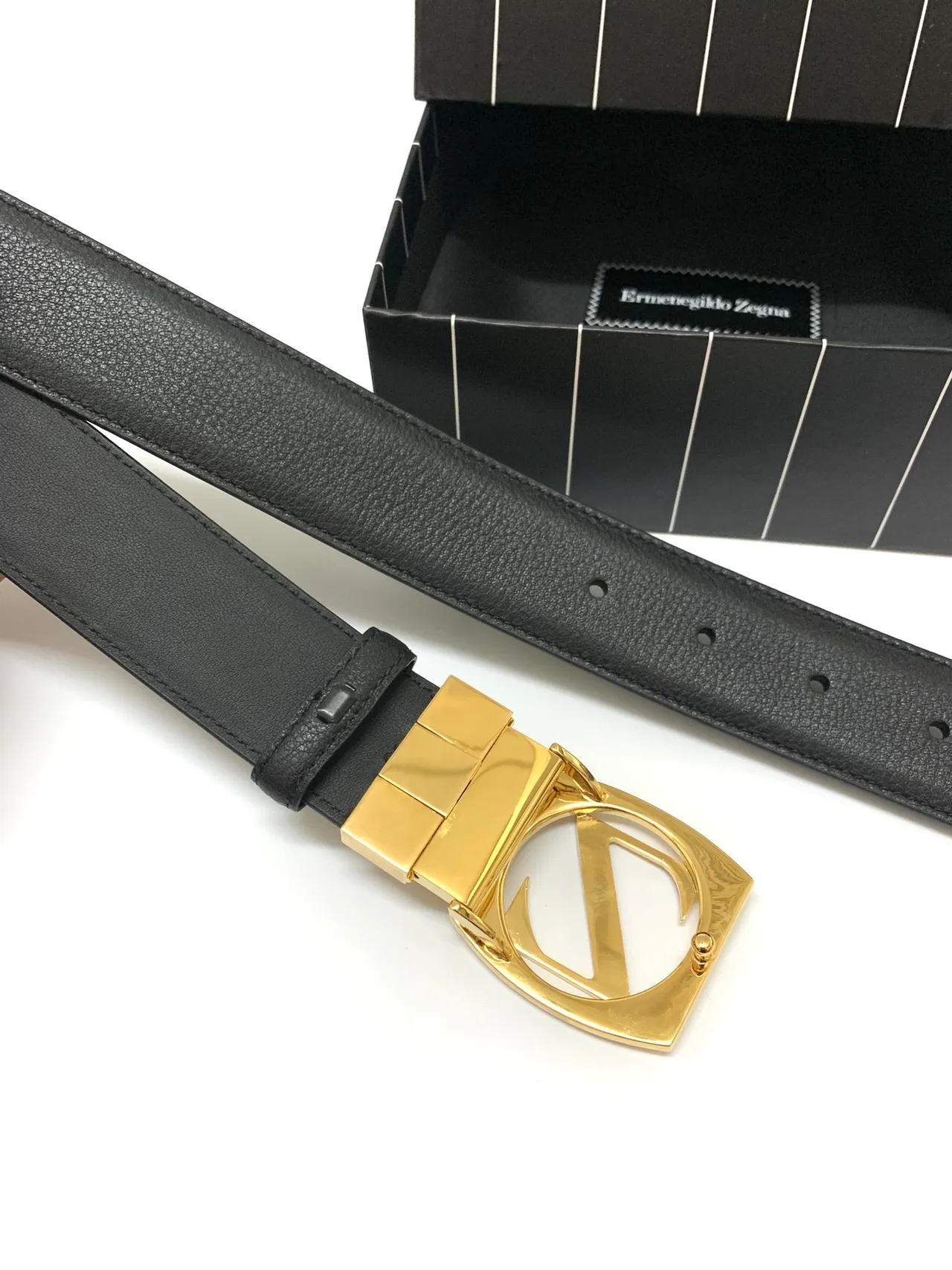 Zegna Z Monogram Correa con hebilla Negro Dorado Correa de cuero de grano completo pulida forma de escudo 4