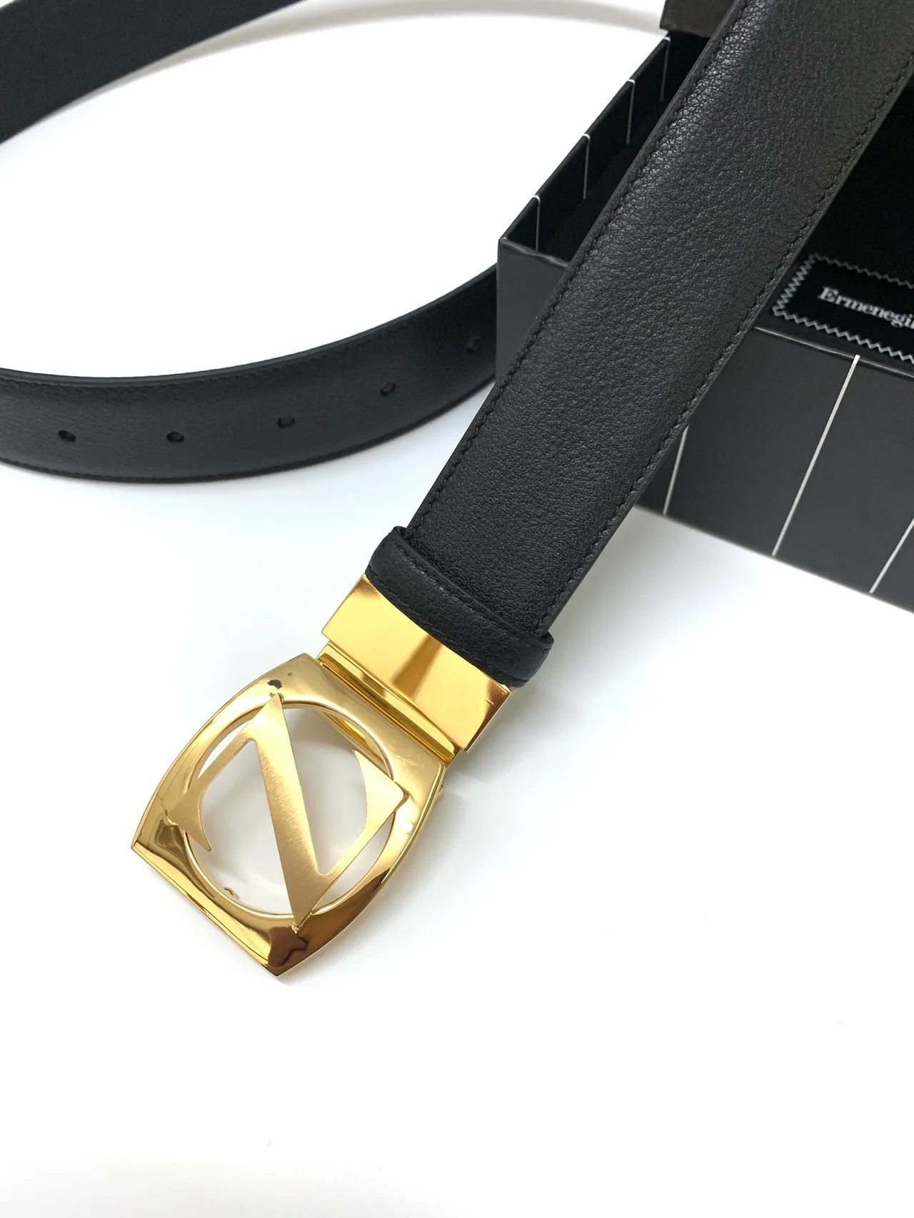 Zegna Z Monogram Correa con hebilla Negro Dorado Correa de cuero de grano completo pulida forma de escudo 6