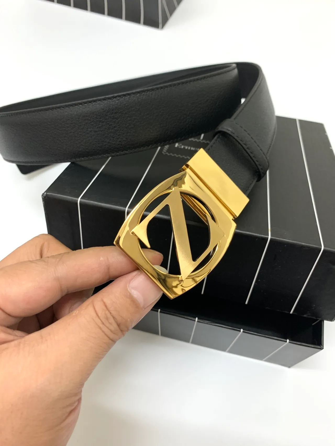 Zegna Z Monogram Correa con hebilla Negro Dorado Correa de cuero de grano completo pulida forma de escudo 9