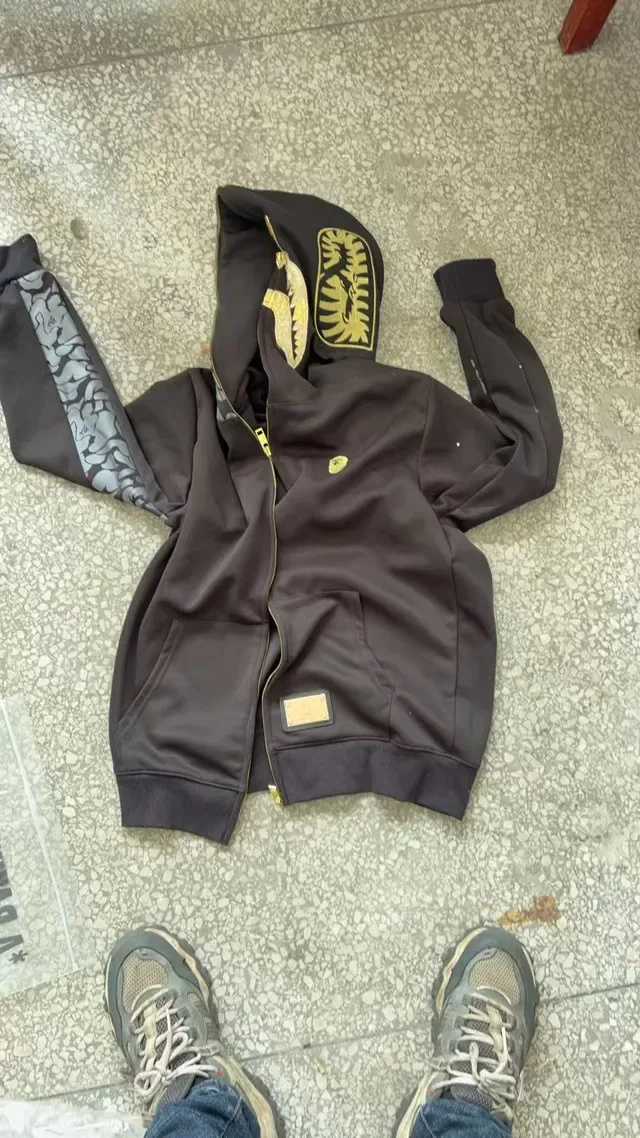 A Bathing Ape Requin Noir Doré Capuche Brodée Détails Métalliques Hoodie 2