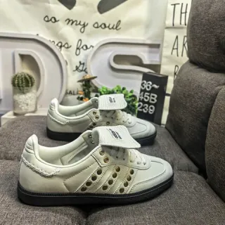 Adidas بيج أسود جلد مثقوب العلوي طية اللسان تبويب نمط حياة سكينرز