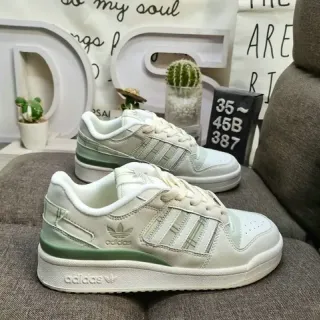 Adidas حذاء سنيكرز بيج وأخضر كعب منخفض كولار مبطن
