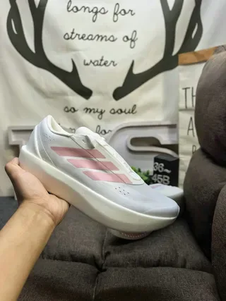 Adidas কালো এবং সাদা তিন স্ট্রাইপ লাইফস্টাইল স্নিকার 5