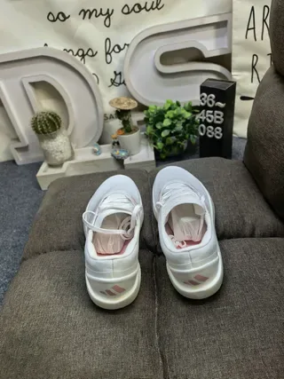 Adidas কালো এবং সাদা তিন স্ট্রাইপ লাইফস্টাইল স্নিকার 8