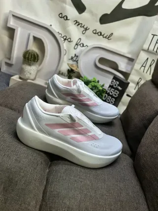 Adidas কালো এবং সাদা তিন স্ট্রাইপ লাইফস্টাইল স্নিকার 9