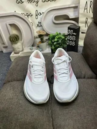 Adidas কালো এবং সাদা তিন স্ট্রাইপ লাইফস্টাইল স্নিকার 10