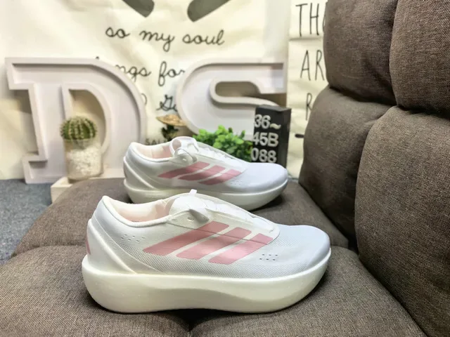 Adidas কালো এবং সাদা তিন স্ট্রাইপ লাইফস্টাইল স্নিকার 11