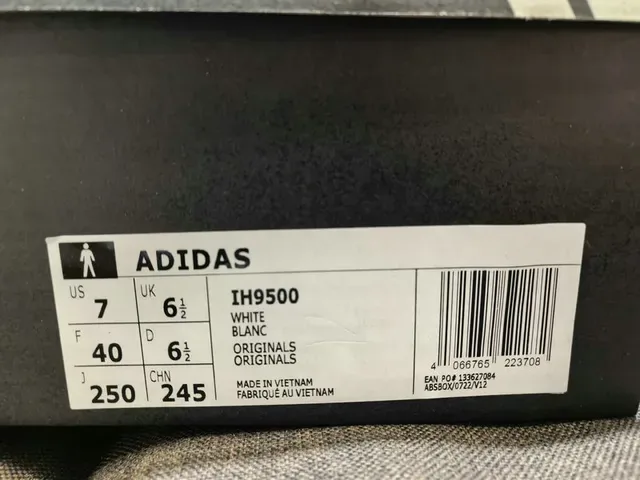 Adidas কালো এবং সাদা তিন স্ট্রাইপ লাইফস্টাইল স্নিকার 12